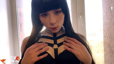 Heiße Brünette saugt tief und gefühlvoll für Geld gefickt